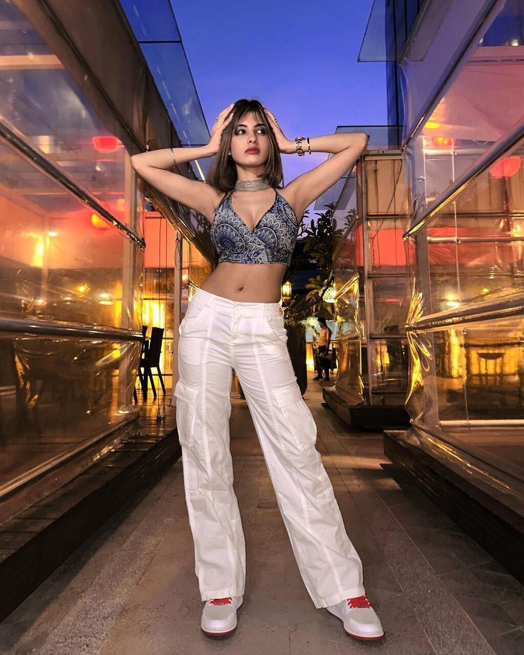 attractive body call girl in dubai