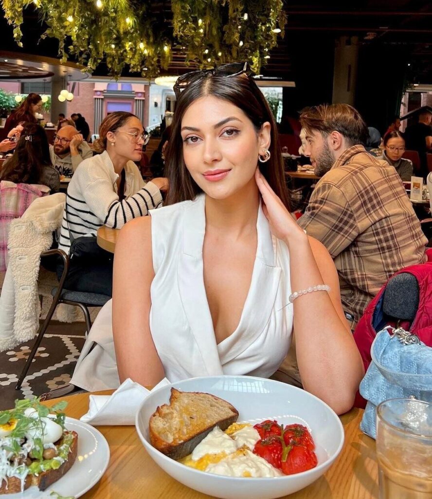 attractive face call girl in dubai